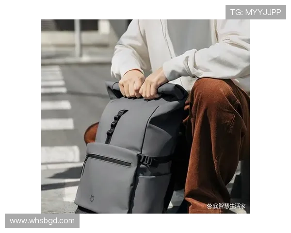 足球明星携便携包出行展现时尚与运动完美结合的生活方式